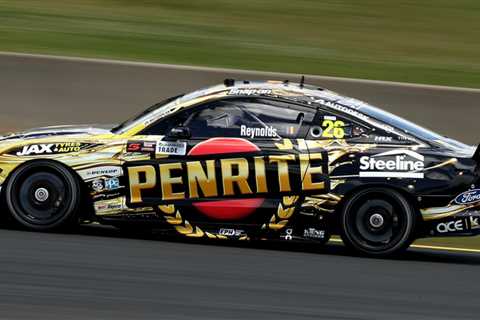 Supercars star makes shock early return
