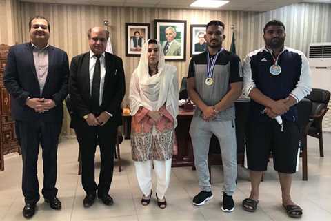 Pakistani champion wrestlers meet IPC Minister Fehmida Mirza