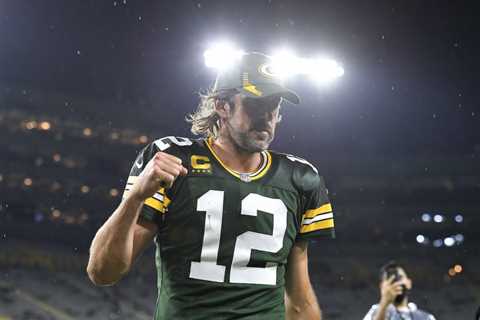 Aaron Rodgers Destroys Media Members Saying He Doesn’t Care About Football Because of His ‘Zen’..