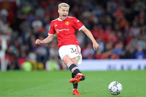 Why Manchester United need to experiment with Donny van de Beek as a holding midfielder