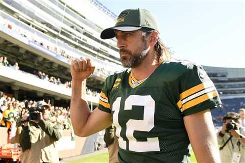 Aaron Rodgers’ Disrespectful ‘I Own You’ Jeer Spurs a Passionate Threat From a Former Bears Great:..