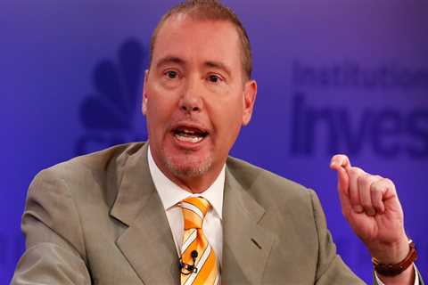 Billionaire 'Bond King' Jeff Gundlach rings the inflation alarm, predicts a weaker dollar, and..